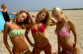 Les filles en bikini sur la plage